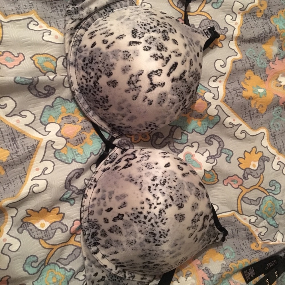 VS 32D Bombshell Bra